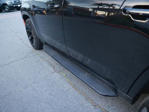 Used 2024 Jeep Wagoneer Series II RWD image 15