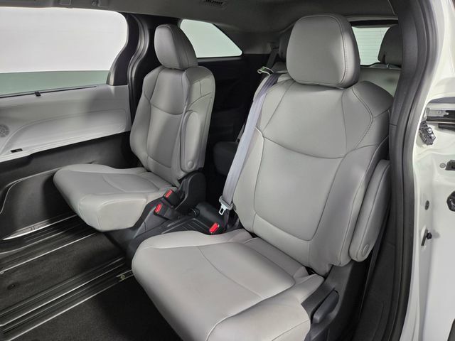 Used 2025 Toyota Sienna XLE FWD image 16