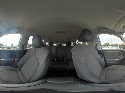 Used 2025 Toyota Highlander LE FWD image 43
