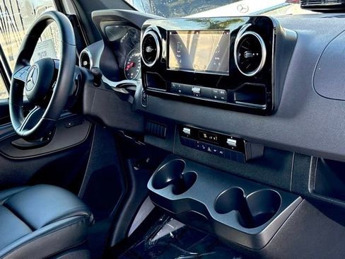 Used 2025 Mercedes-Benz Sprinter 2500 image 25