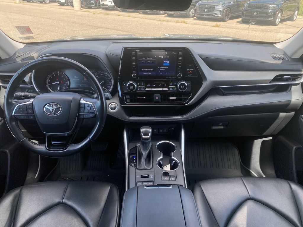 Used 2021 Toyota Highlander XLE AWD/4WD image 21