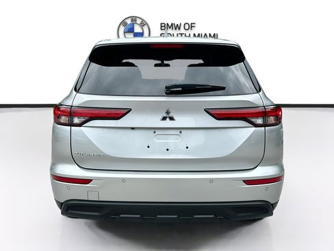 Used 2023 Mitsubishi Outlander ES FWD image 6