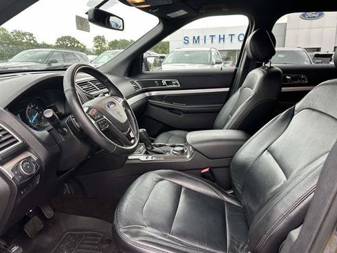 Used 2017 Ford Explorer XLT w/ Equipment Group 202A AWD/4WD image 13