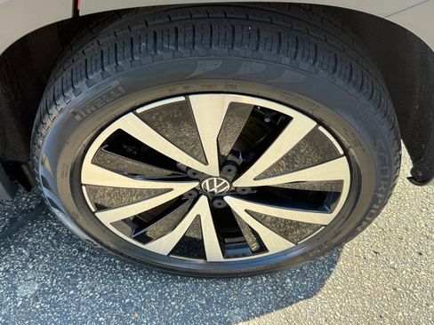 Certified 2023 Volkswagen Taos SE w/ Panoramic Sunroof Package AWD/4WD image 7