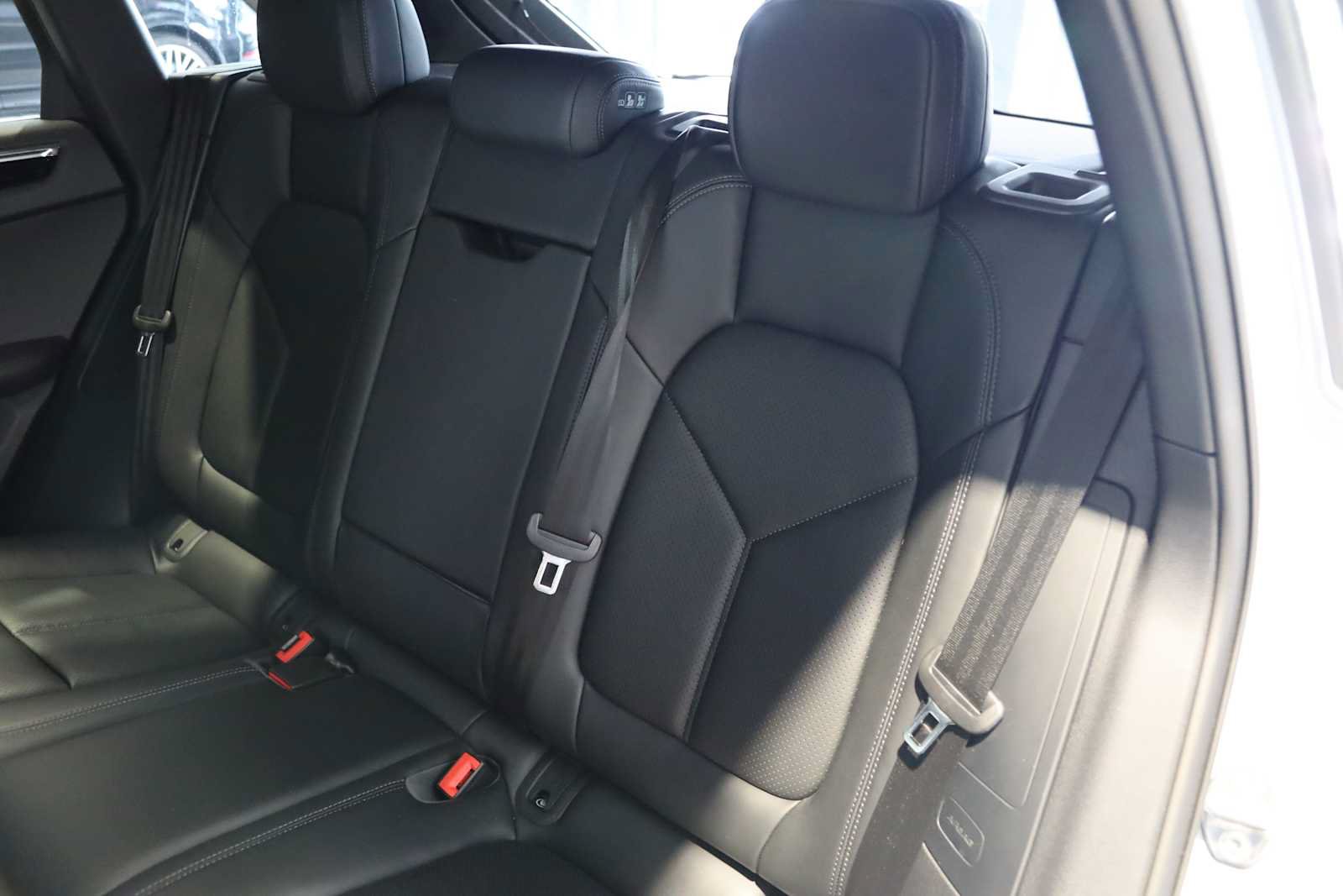 Used 2026 Porsche Macan AWD/4WD image 18