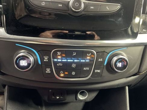 Used 2020 Chevrolet Traverse LT image 19