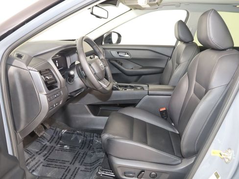 Used 2025 Nissan Rogue SL w/ Tech Package FWD image 12