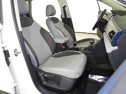 Used 2023 Volkswagen Taos SE w/ Panoramic Sunroof Package FWD image 19