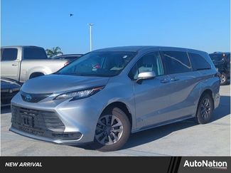 Used 2021 Toyota Sienna LE video 1