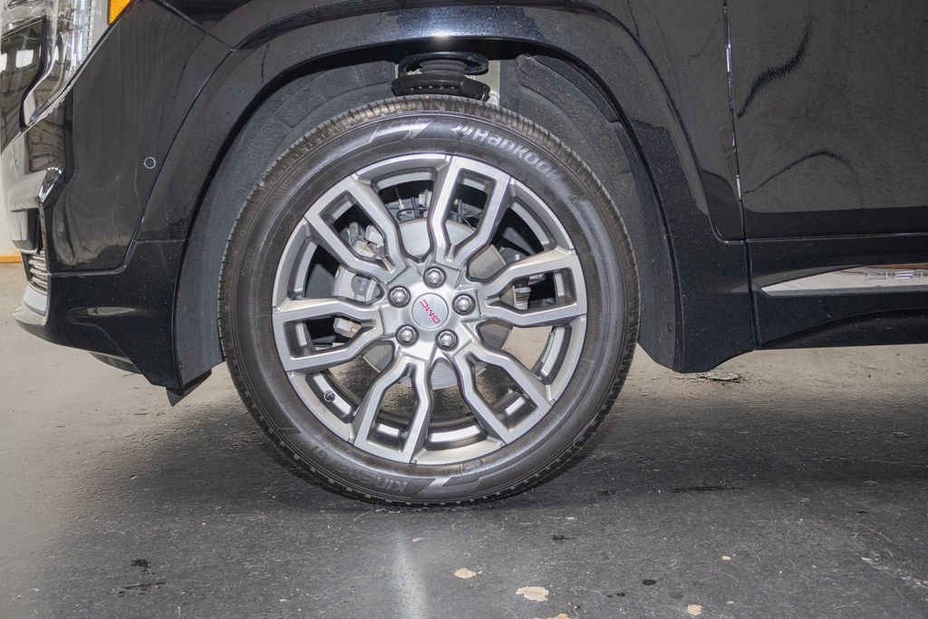 Used 2024 GMC Terrain Denali w/ Denali Premium Package AWD/4WD image 8