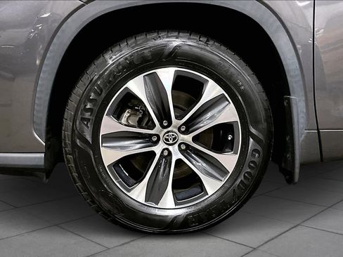 Used 2021 Toyota Highlander XLE image 11