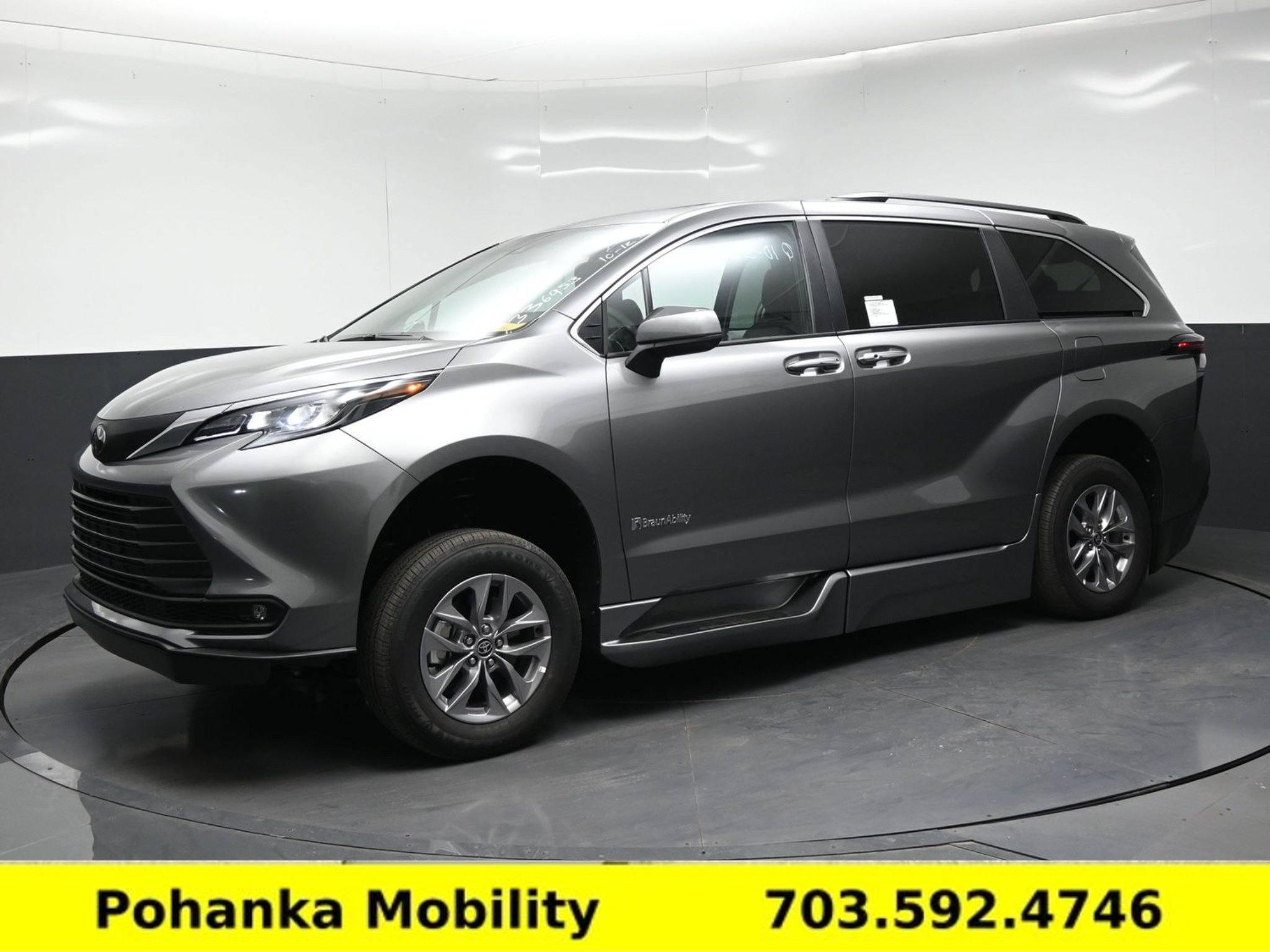 Used 2026 Toyota Sienna XLE FWD image 3
