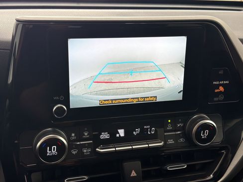 Used 2025 Toyota Highlander LE FWD image 19