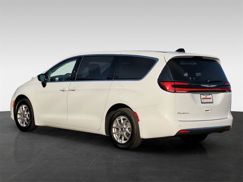 Used 2024 Chrysler Pacifica Touring-L image 6