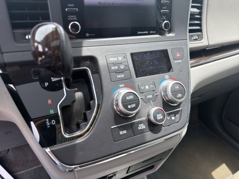 Used 2018 Toyota Sienna XLE w/ XLE Navigation Package FWD image 31