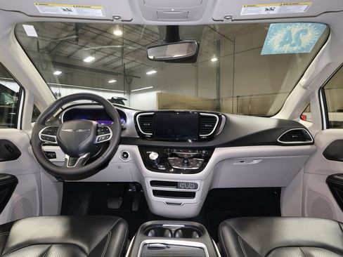 Used 2024 Chrysler Pacifica Touring-L image 26