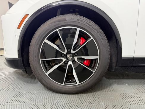 Certified 2025 Porsche Macan Turbo Electric AWD/4WD image 10