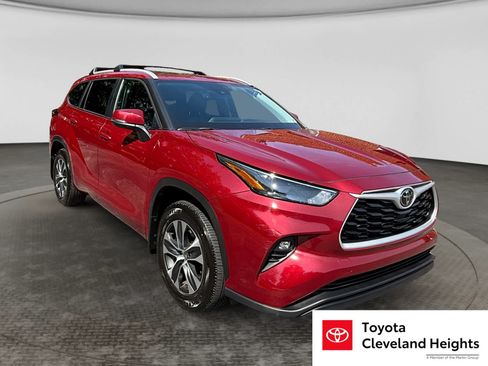 Used 2025 Toyota Highlander XLE AWD/4WD image 3