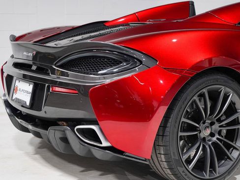 Used 2018 McLaren 570S Spider image 24