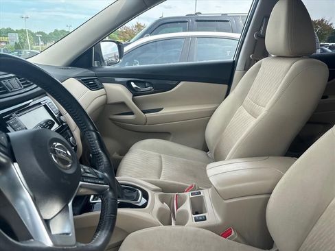Used 2019 Nissan Rogue SV w/ Premium Package FWD image 16