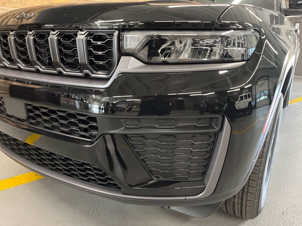 New 2026 Jeep Grand Cherokee Altitude AWD/4WD image 9