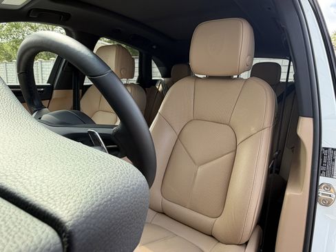 Certified 2025 Porsche Macan AWD/4WD image 5