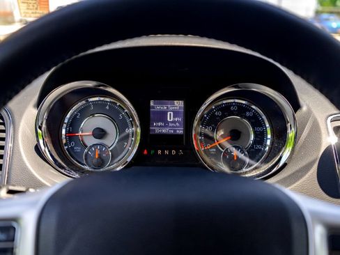 Used 2015 Chrysler Town & Country Touring FWD image 16