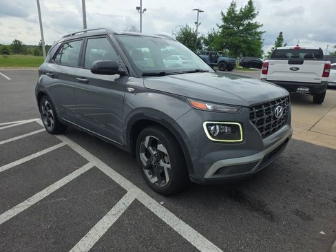 Used 2022 Hyundai Venue Limited w/ Cargo Package FWD image 4
