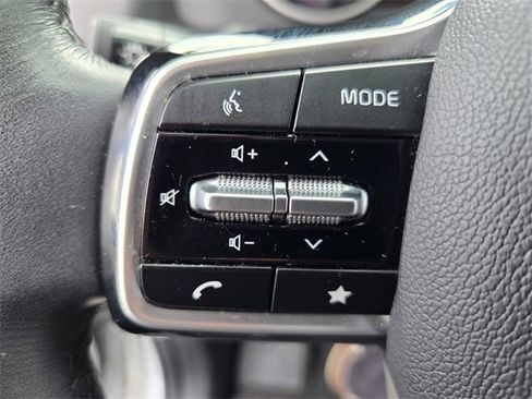 Used 2023 Kia Carnival LX image 16