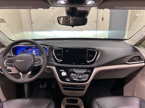 Used 2023 Chrysler Pacifica Touring-L image 17