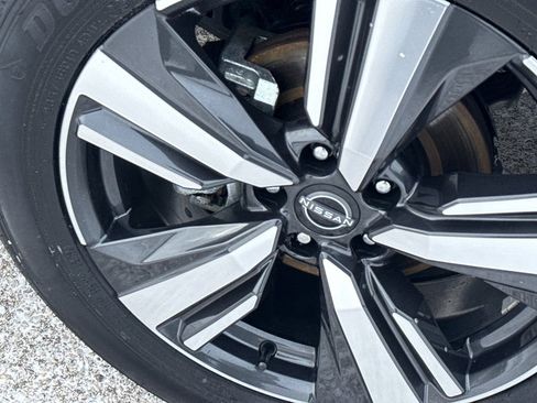 Certified 2025 Nissan Rogue SL image 9