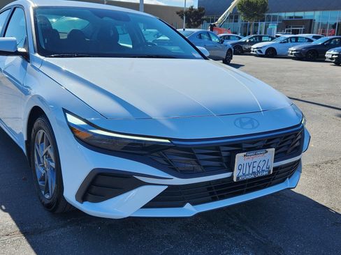 Used 2025 Hyundai Elantra Hybrid FWD image 9