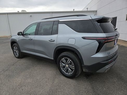 Used 2024 Chevrolet Traverse LT image 4