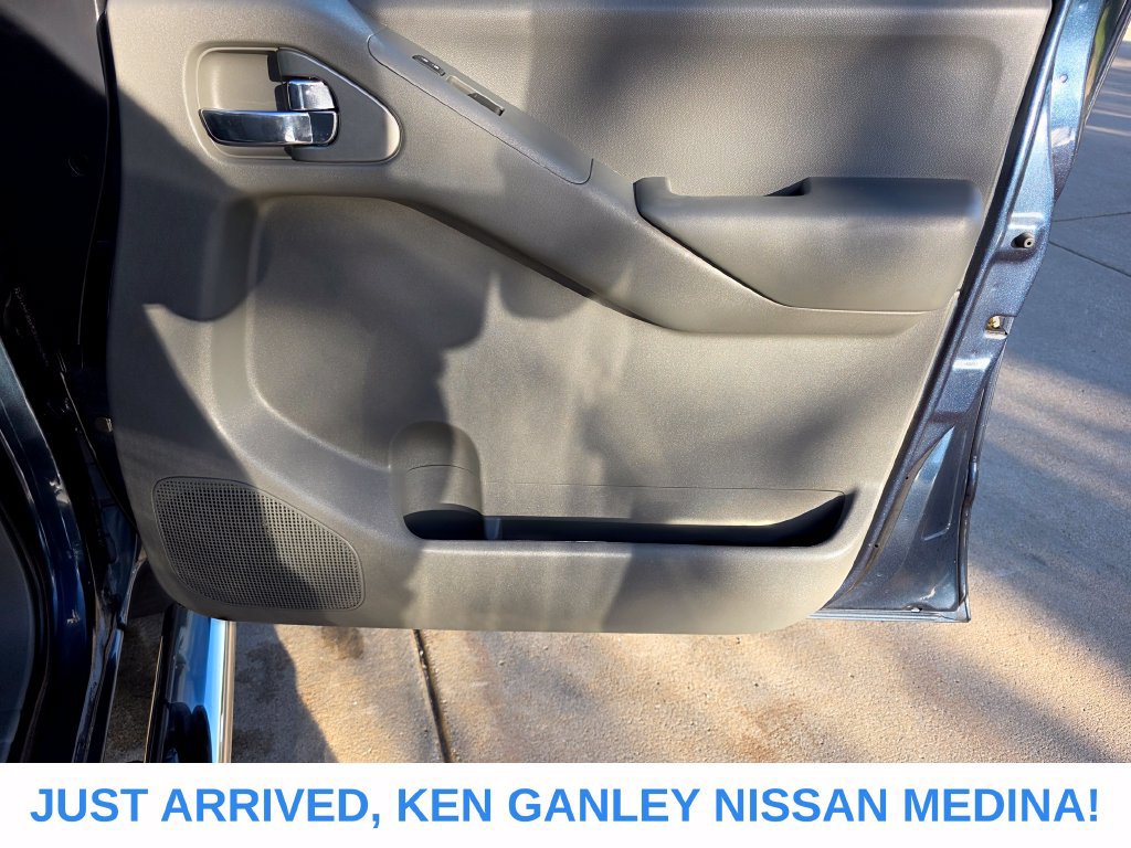 Used 2013 Nissan Frontier SV w/ SV Value Truck Pkg AWD/4WD image 21