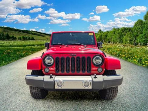 Used 2015 Jeep Wrangler Unlimited Sahara w/ Connectivity Group AWD/4WD image 2