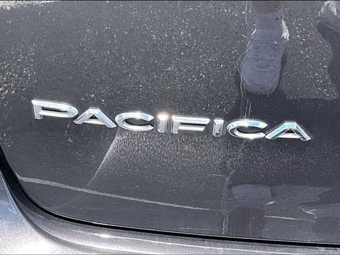 Used 2023 Chrysler Pacifica Touring-L FWD image 8