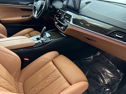 Used 2023 BMW 530e w/ Convenience Package image 32