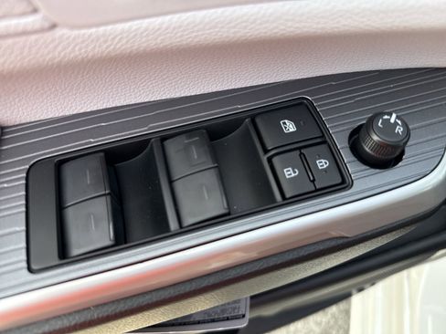 Used 2026 Toyota Sienna XLE image 15