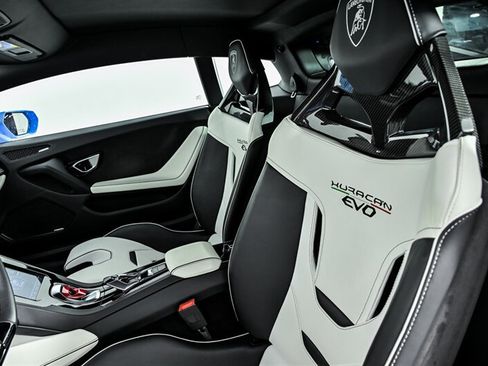 Used 2021 Lamborghini Huracan EVO RWD image 17