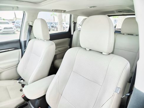 Used 2016 Mitsubishi Outlander SEL FWD image 34