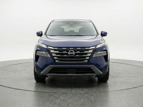 Used 2025 Nissan Rogue SV image 2