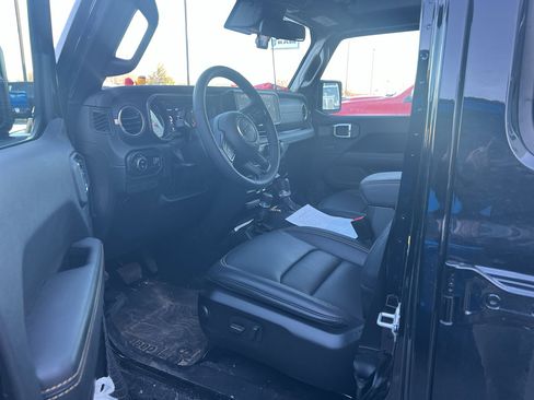 Used 2025 Jeep Gladiator High Tide image 3