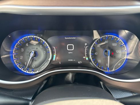 Used 2018 Chrysler Pacifica Touring-L Plus FWD image 22