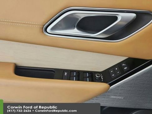 Used 2018 Land Rover Range Rover Velar R-Dynamic SE image 22