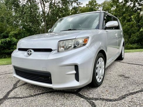 Used 2011 Scion xB FWD image 3