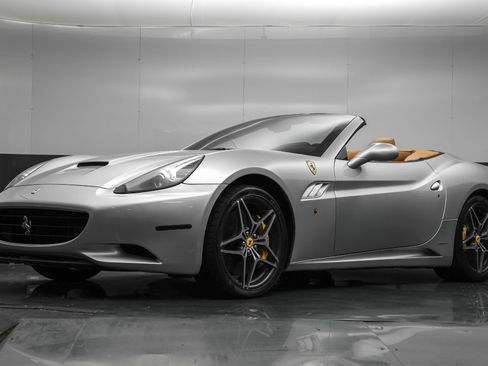 Used 2011 Ferrari California image 22
