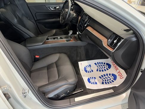 Used 2020 Volvo V60 T5 Momentum image 21