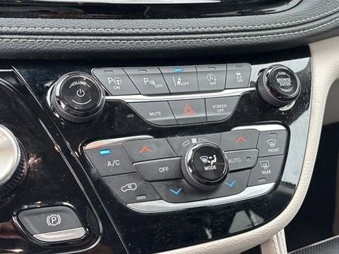 Used 2023 Chrysler Pacifica Limited image 28