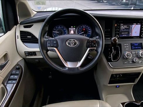 Used 2020 Toyota Sienna XLE w/ XLE Navigation Package image 6