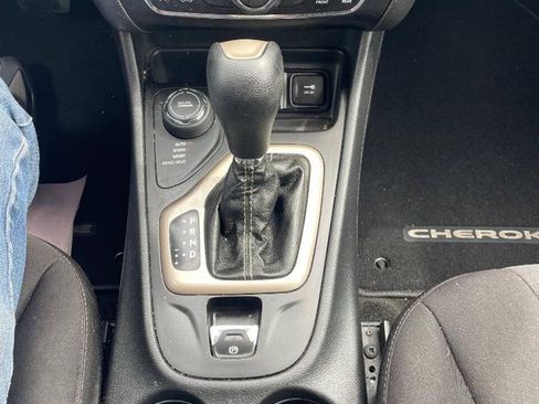 Used 2015 Jeep Cherokee Latitude AWD/4WD image 19